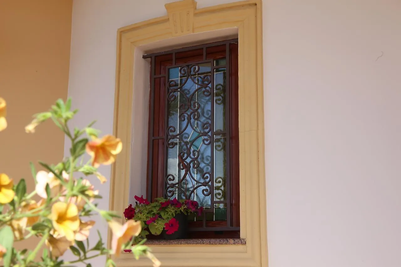 Villa Manno Barcellona-Pozzo di Gotto Bed & Breakfast